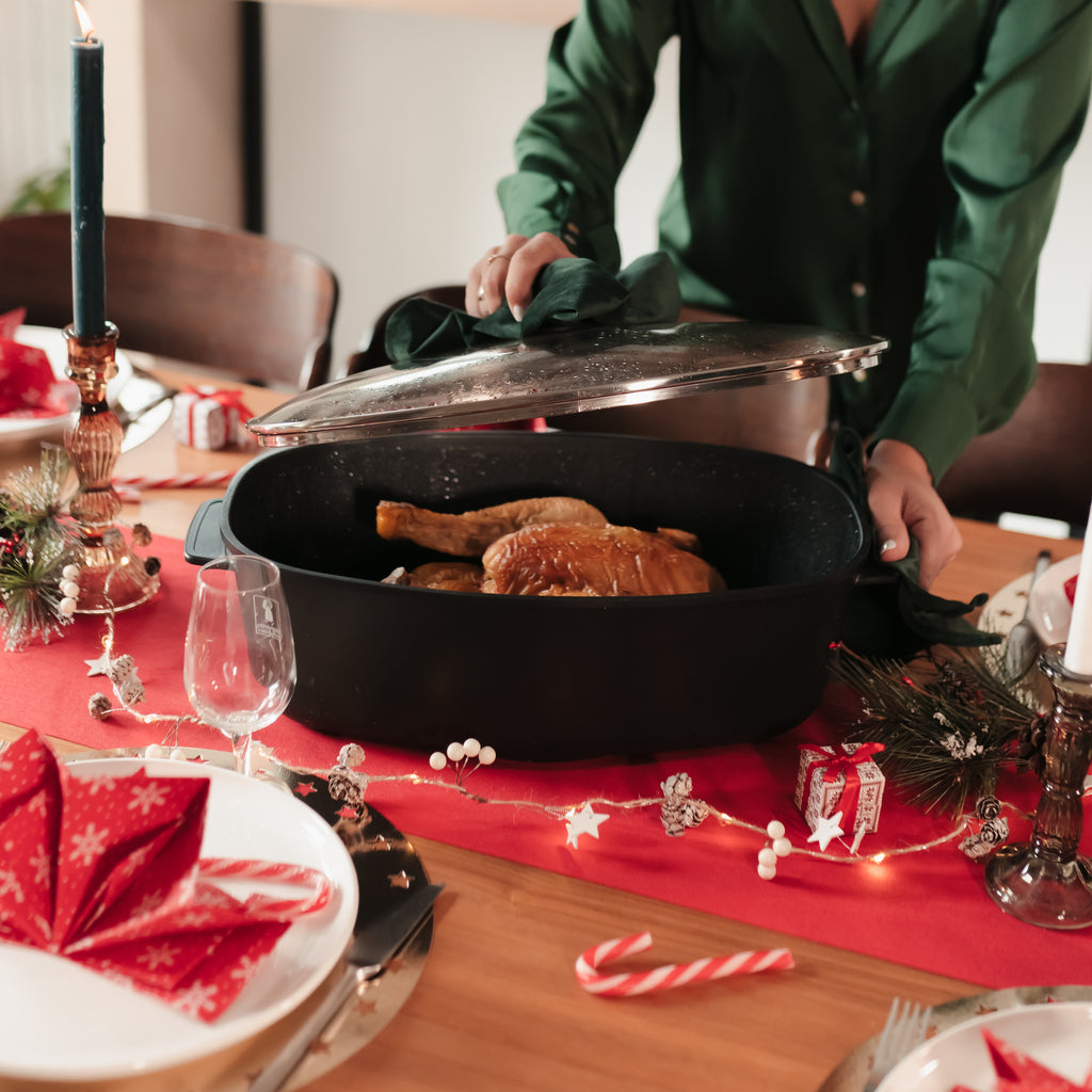 Éblouissez et régalez vos Convives : Une Recette Festive de Chapon Rôti aux Épices, Cuit à la Perfection avec les Ustensiles de cuisson Gastrolux